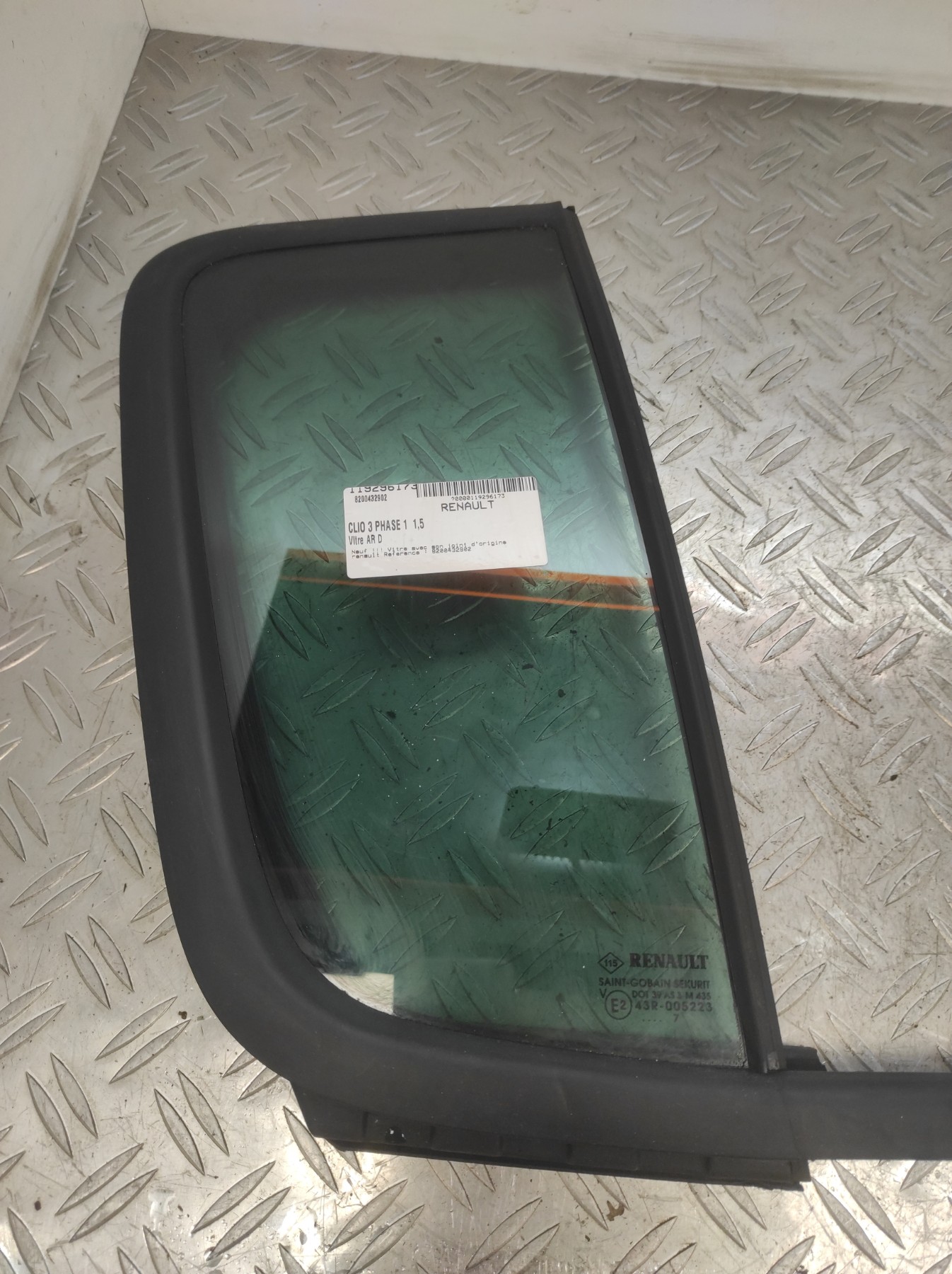 Vitre arriere droit RENAULT CLIO 3 PHASE 1 – 8200432902