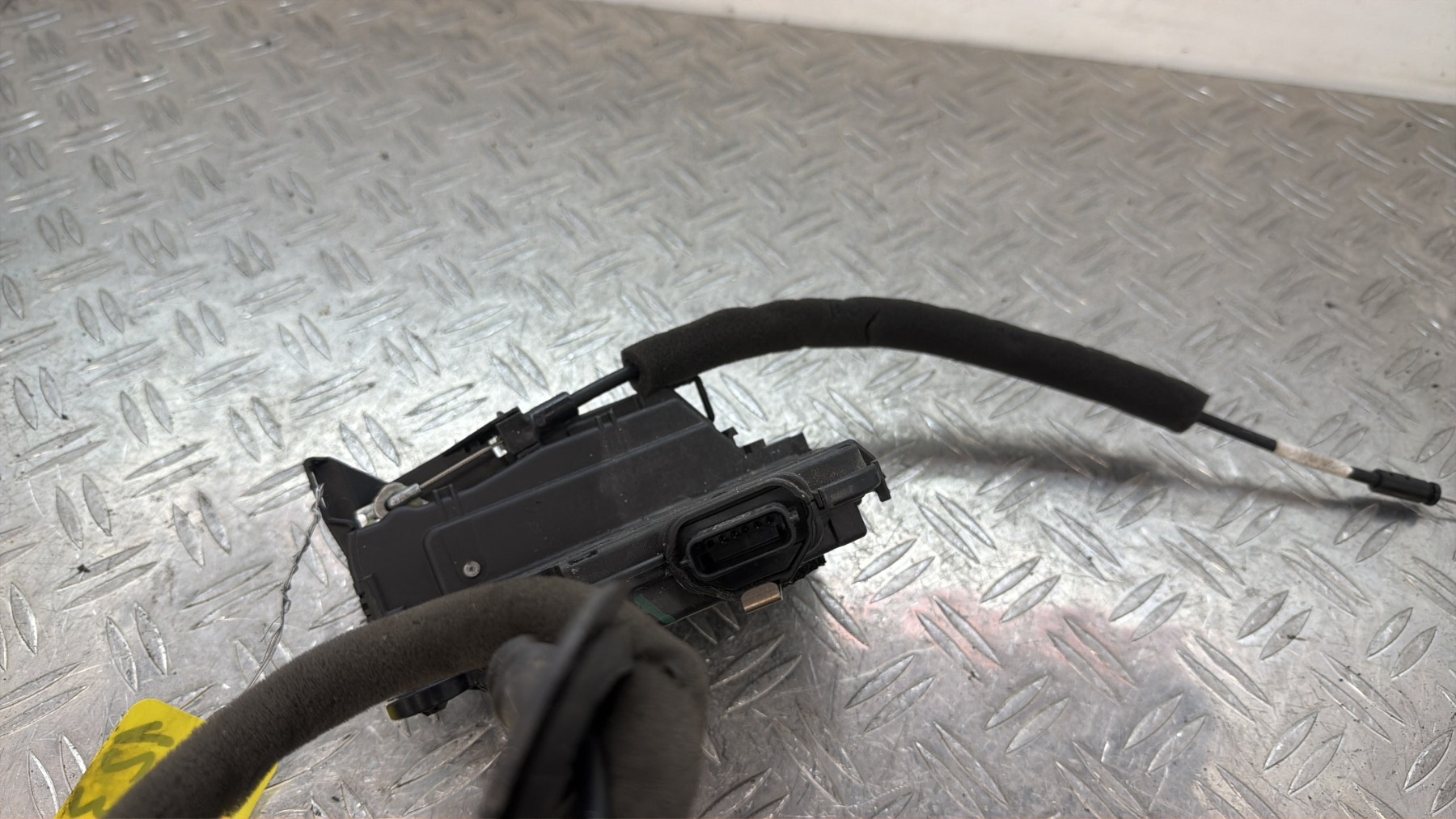 Serrure arriere droit RENAULT CLIO 4 PHASE 2 – 825002104R