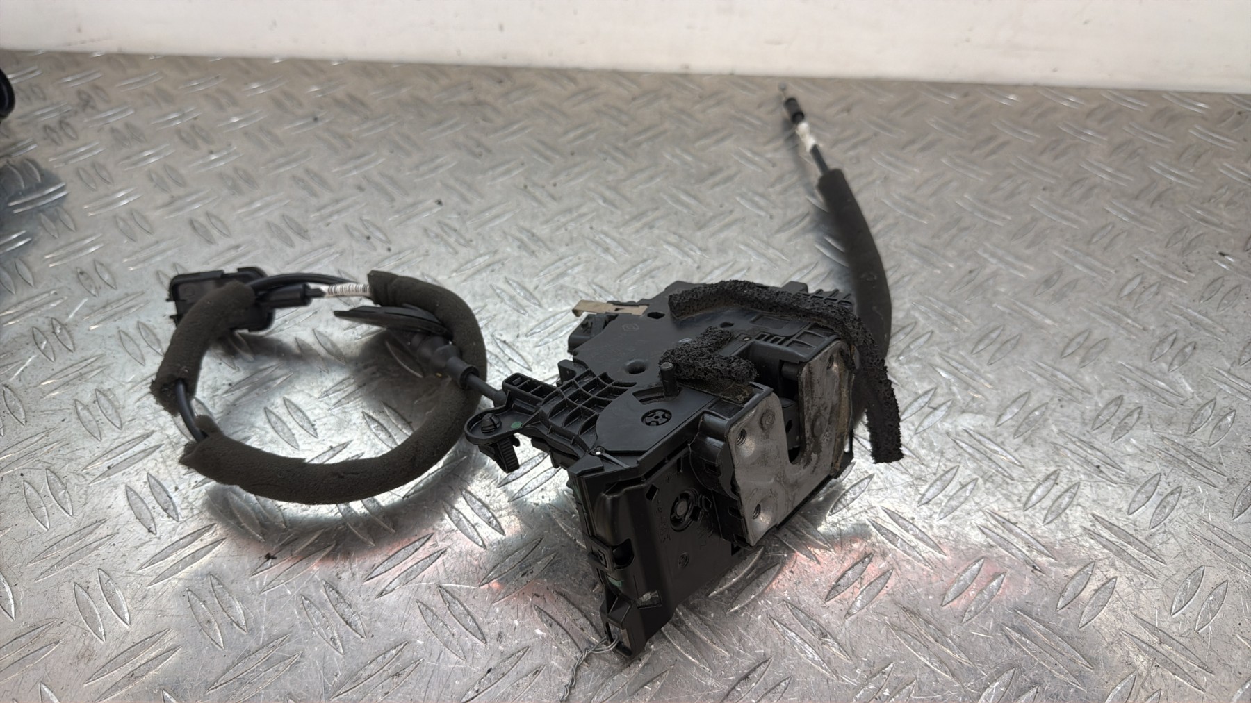 Serrure arriere droit RENAULT CLIO 4 PHASE 2 – 825002104R