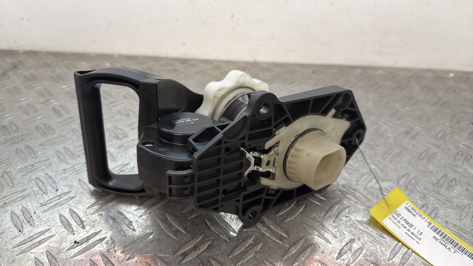 Treuil de roue de secours RENAULT CLIO 3 PHASE 1 – 8200601401