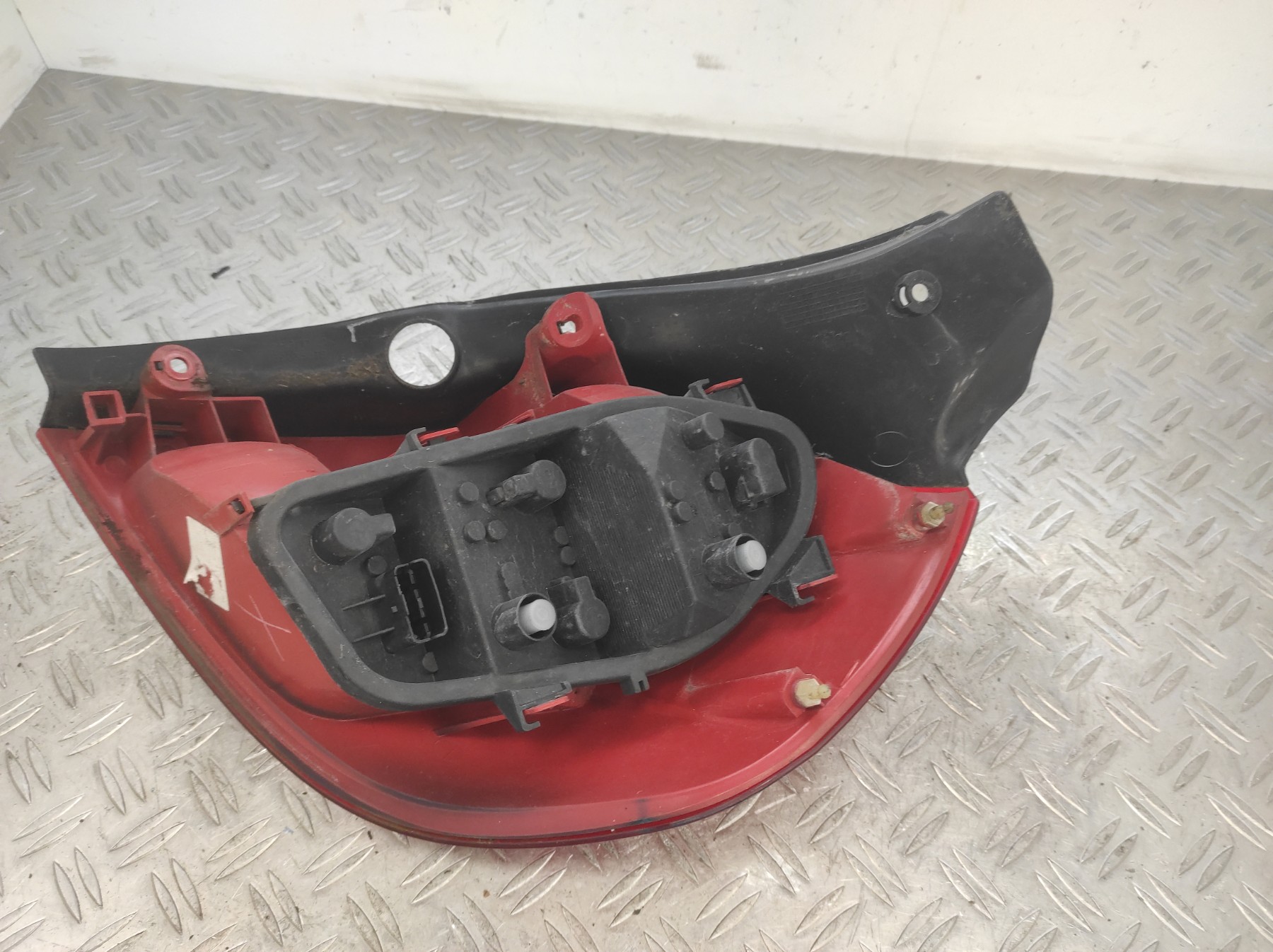 Feu arriere principal gauche (feux) RENAULT CLIO 3 PHASE 1 – 8200459962