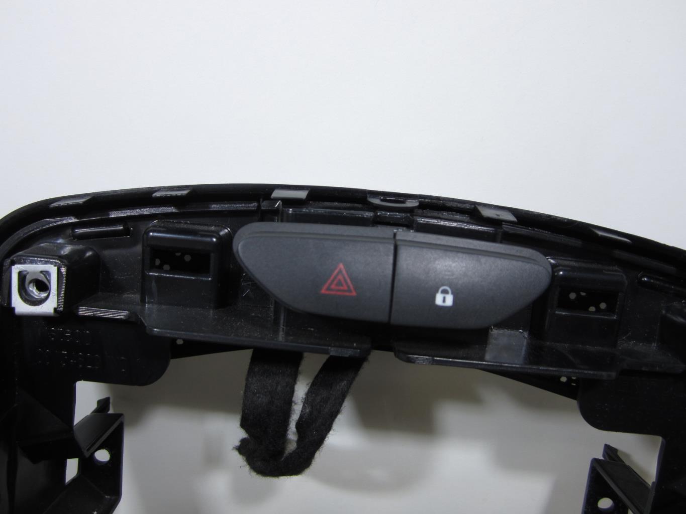 Console central (interieur plastique) RENAULT CLIO 4 – 681046679R