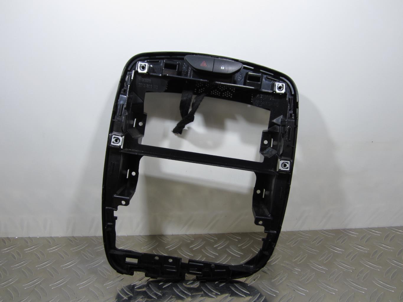 Console central (interieur plastique) RENAULT CLIO 4 – 681046679R