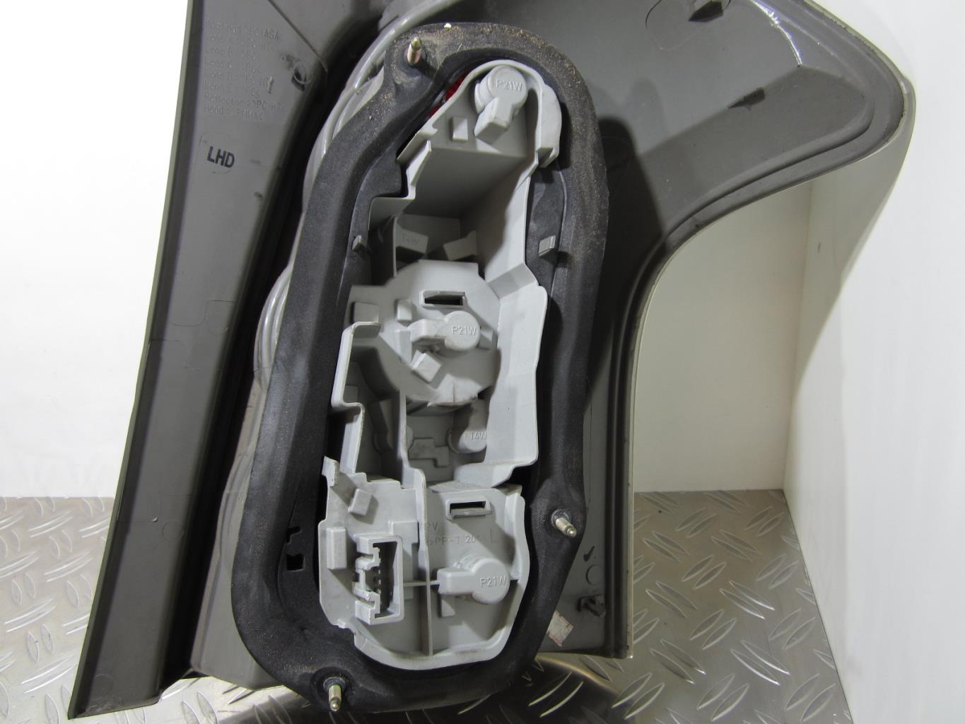 Feu arriere principal gauche (feux) TOYOTA COROLLA VERSO 2 – E410173