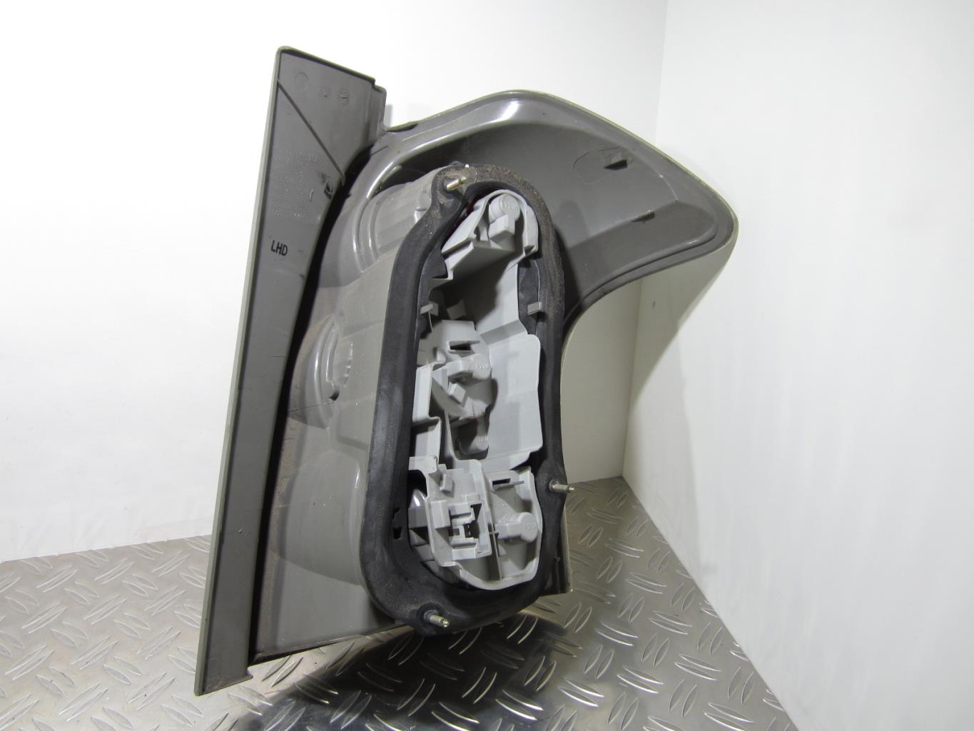 Feu arriere principal gauche (feux) TOYOTA COROLLA VERSO 2 – E410173