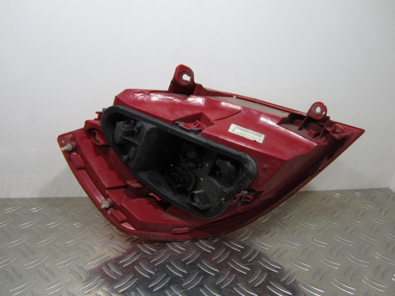 Feu arriere principal droit (feux) RENAULT CLIO 3 – 8200776050 / 26110202