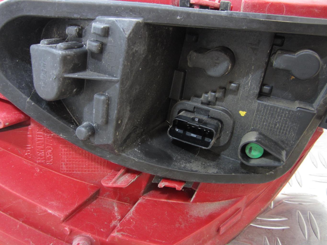 Feu arriere principal droit (feux) RENAULT CLIO 3 – 8200776050 / 26110202