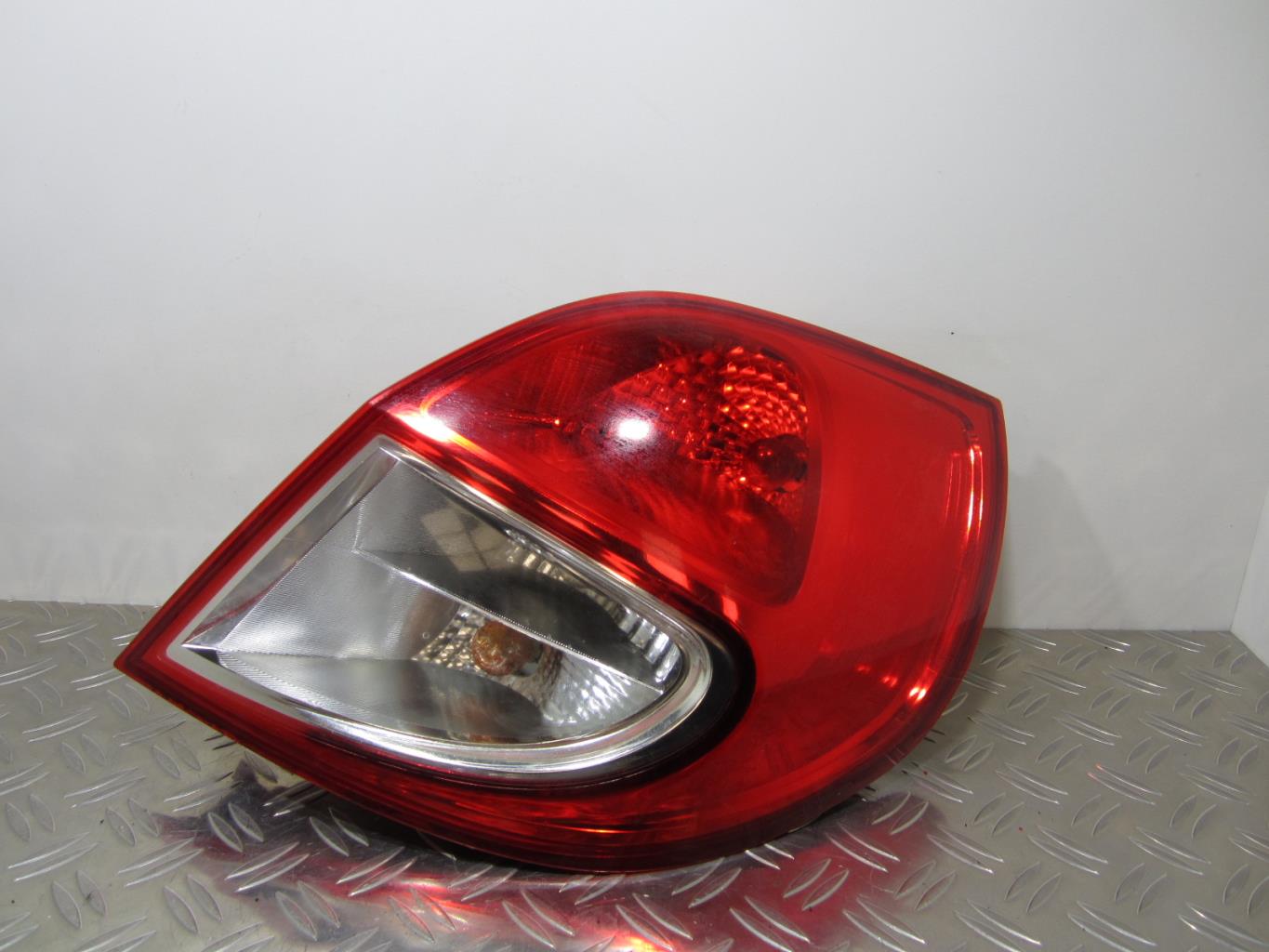 Feu arriere principal droit (feux) RENAULT CLIO 3 – 8200776050 / 26110202