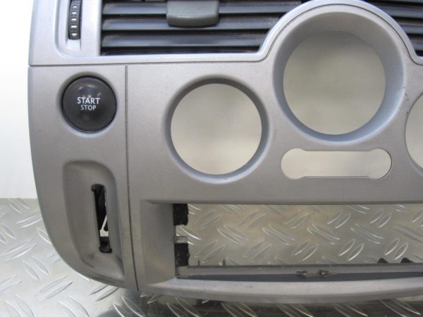 Console central (interieur plastique) RENAULT GRAND SCENIC 2 – 8200140710 / 8200125077