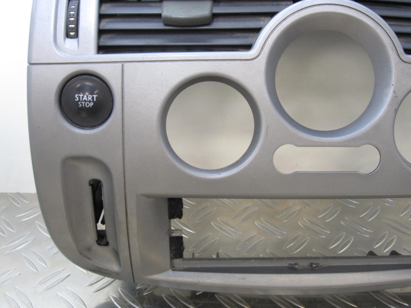 Console central (interieur plastique) RENAULT GRAND SCENIC 2 – 8200140710 / 8200125077
