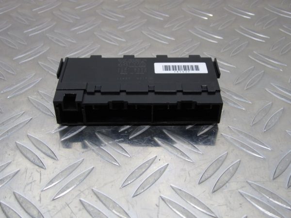 Porte fusible TOYOTA YARIS 3 – 8264147020 / 72818502