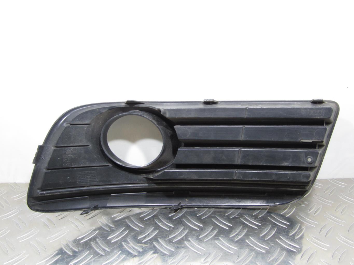 Grille de pare choc VOLKSWAGEN GOLF 5 – 1K0853666R