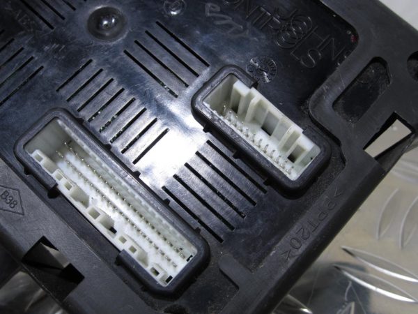 Boitier BCM RENAULT CLIO 3 – 8200652285 / 8200383473