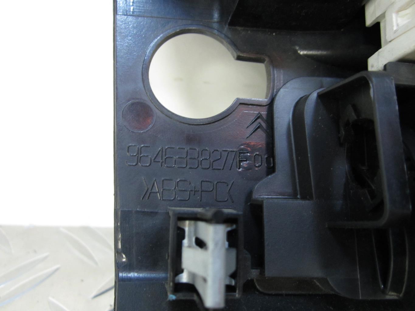 Console central (interieur plastique) CITROEN C4 1 – 9646338277 / 9657882880