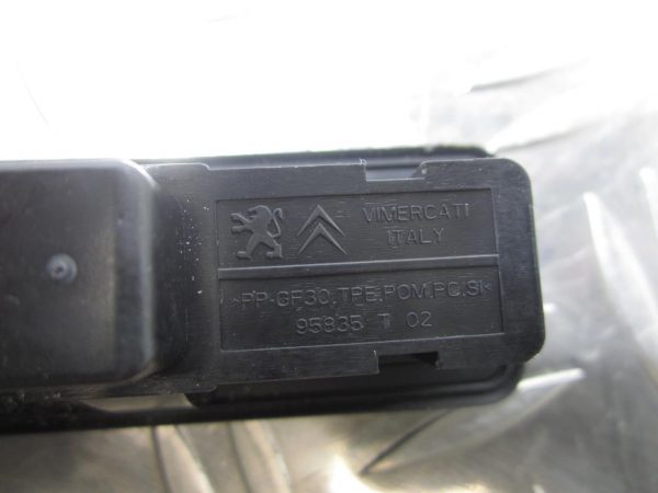 Bouton de coffre PEUGEOT 308 2 PHASE 1 – 95835T02 / 9676028380