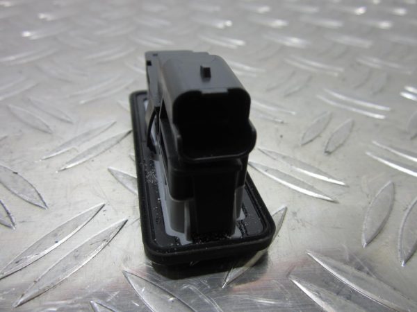 Bouton de coffre PEUGEOT 308 2 PHASE 1 – 95835T02 / 9676028380