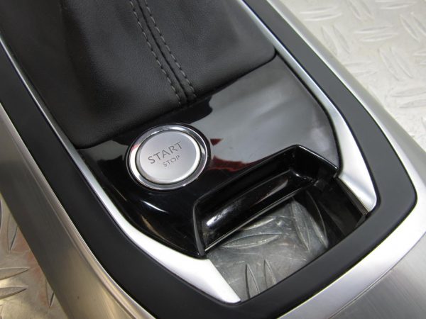 Console central (interieur plastique) PEUGEOT 308 2 PHASE 1 – 98088087XU / 9801108980