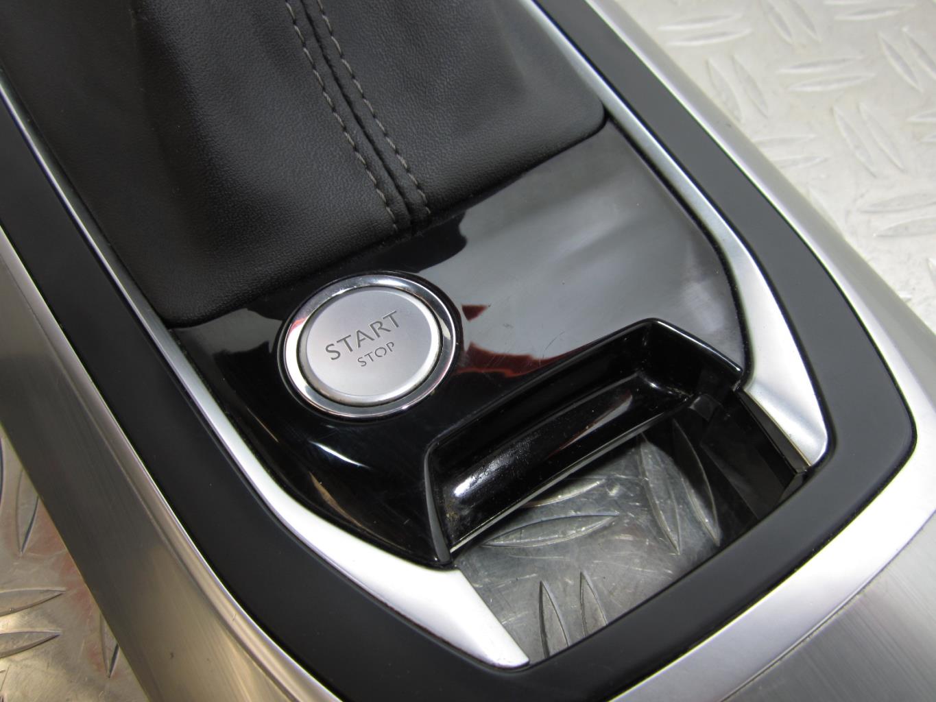 Console central (interieur plastique) PEUGEOT 308 2 PHASE 1 – 98088087XU / 9801108980