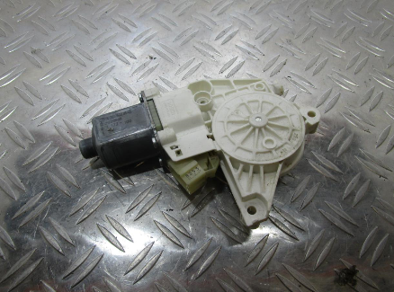 Moteur leve vitre avant gauche MERCEDES CLASSE C 204 – A2048200142