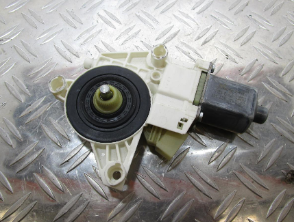 Moteur leve vitre avant gauche MERCEDES CLASSE C 204 – A2048200142