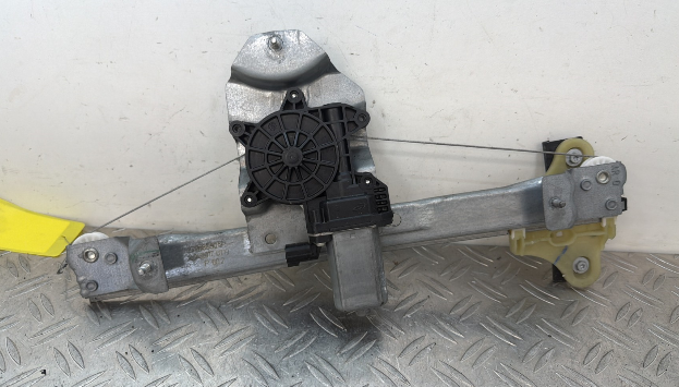 Leve vitre electrique arriere droit RENAULT CLIO 4 PHASE 2 – 82700888R