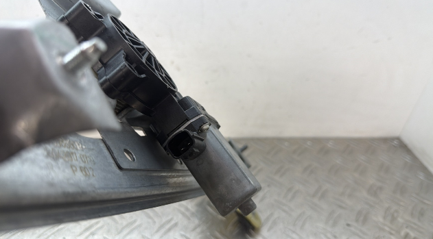 Leve vitre electrique arriere droit RENAULT CLIO 4 PHASE 2 – 82700888R