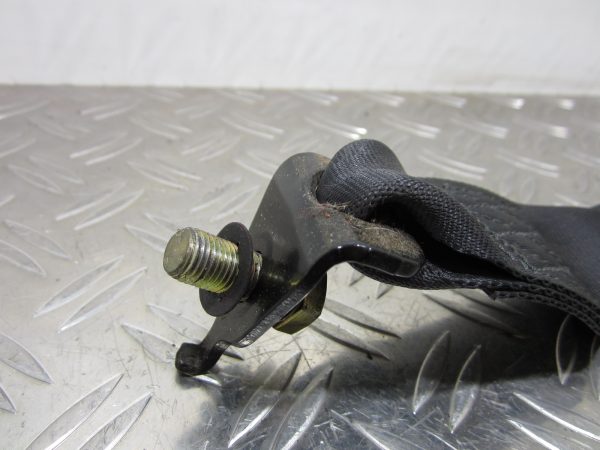 Attache ceinture arriere centrale HONDA CIVIC 4 EC932