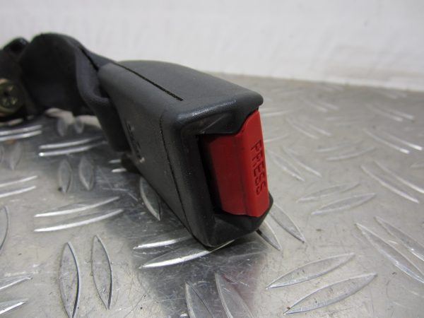 Attache ceinture arriere centrale HONDA CIVIC 4 EC932