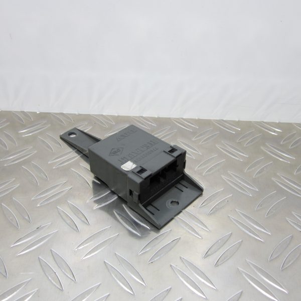 Boitier de centralisation RENAULT LAGUNA 1 PHASE 2 7700822928