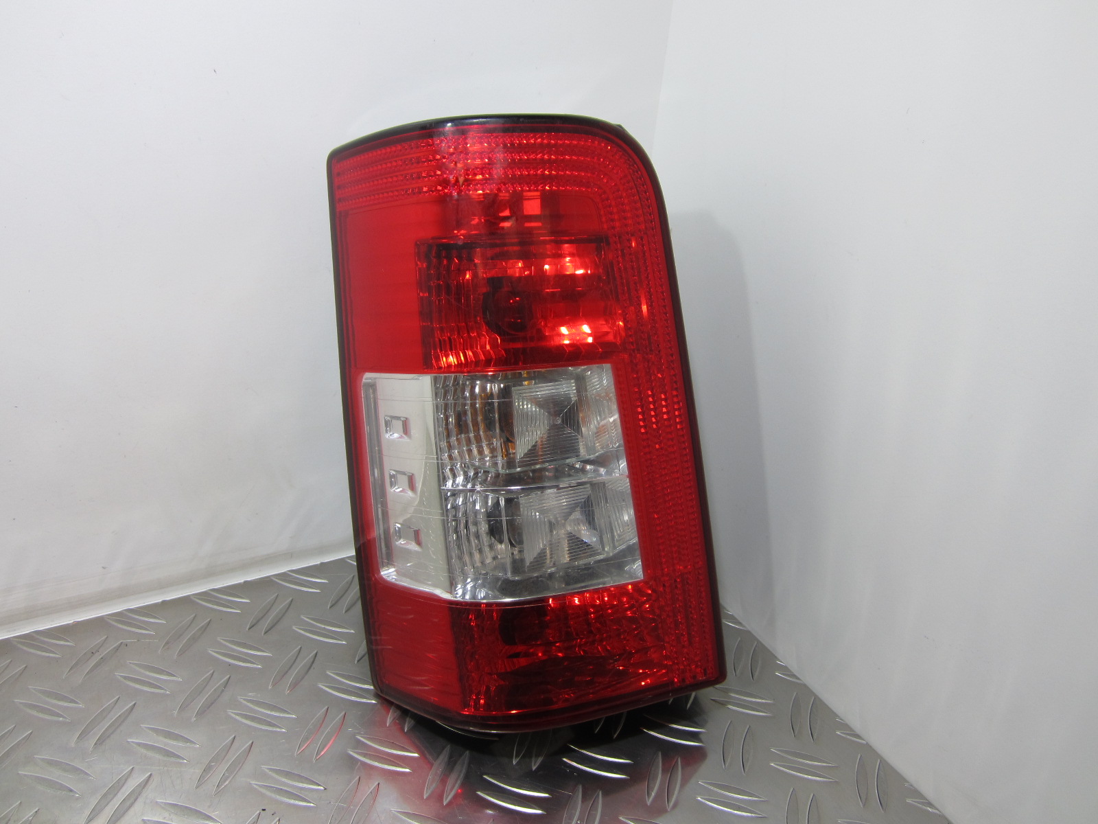 Feu arriere principal gauche (feux) PEUGEOT PARTNER 1 PHASE 2 – 9657977080 / 9657976880