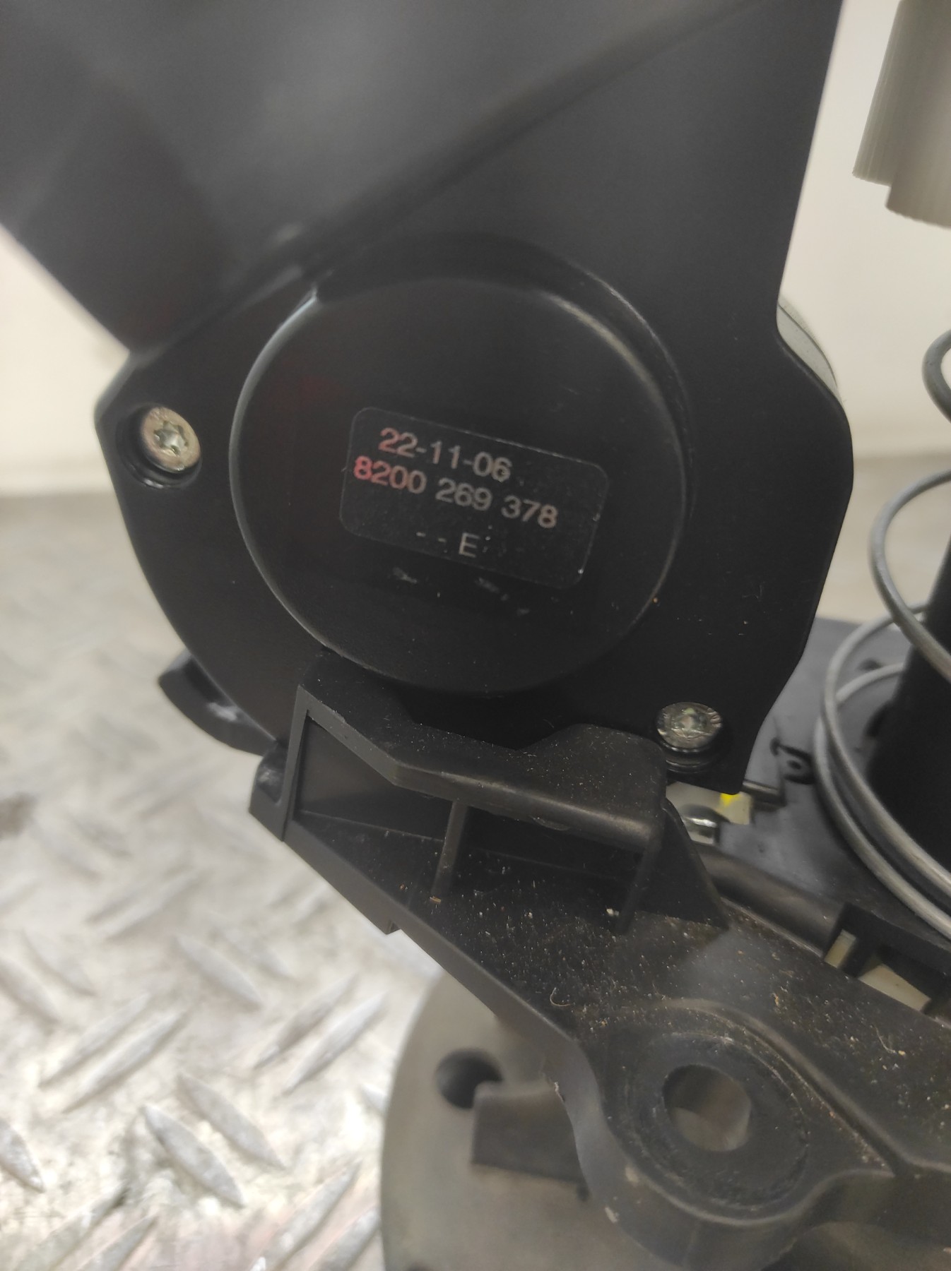 Treuil de roue de secours RENAULT CLIO 3 PHASE 1 – 8200601401