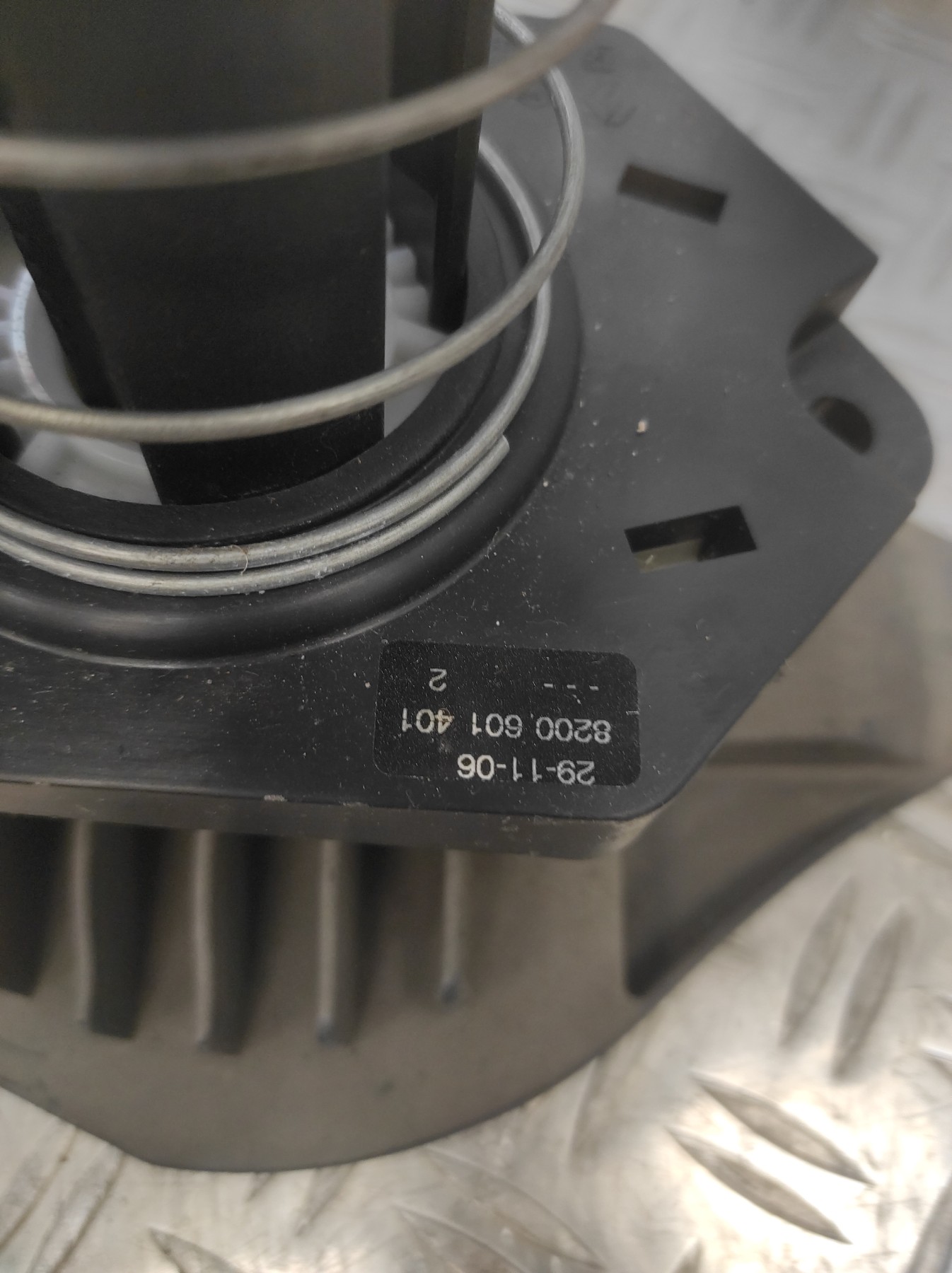 Treuil de roue de secours RENAULT CLIO 3 PHASE 1 – 8200601401