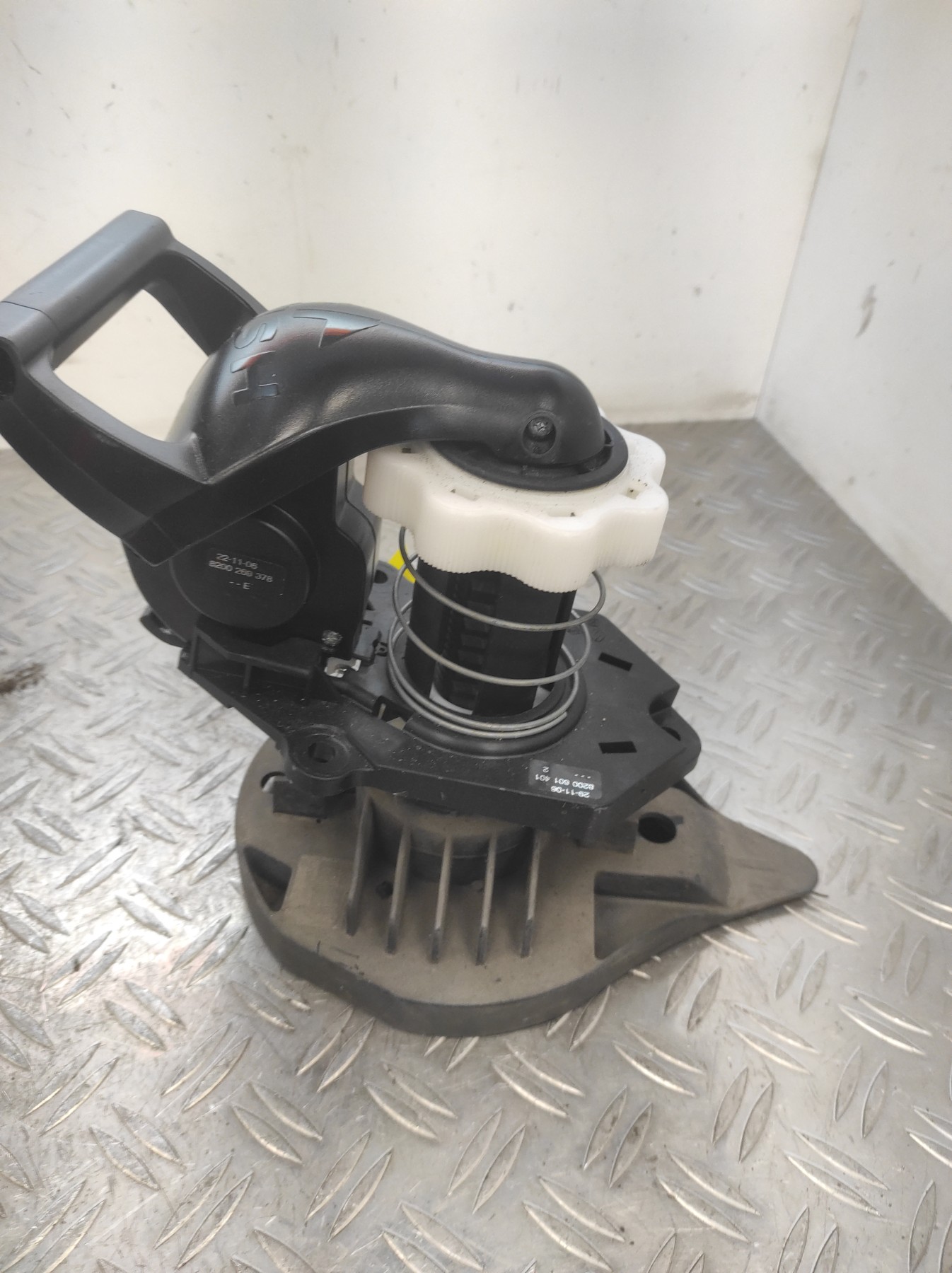 Treuil de roue de secours RENAULT CLIO 3 PHASE 1 – 8200601401