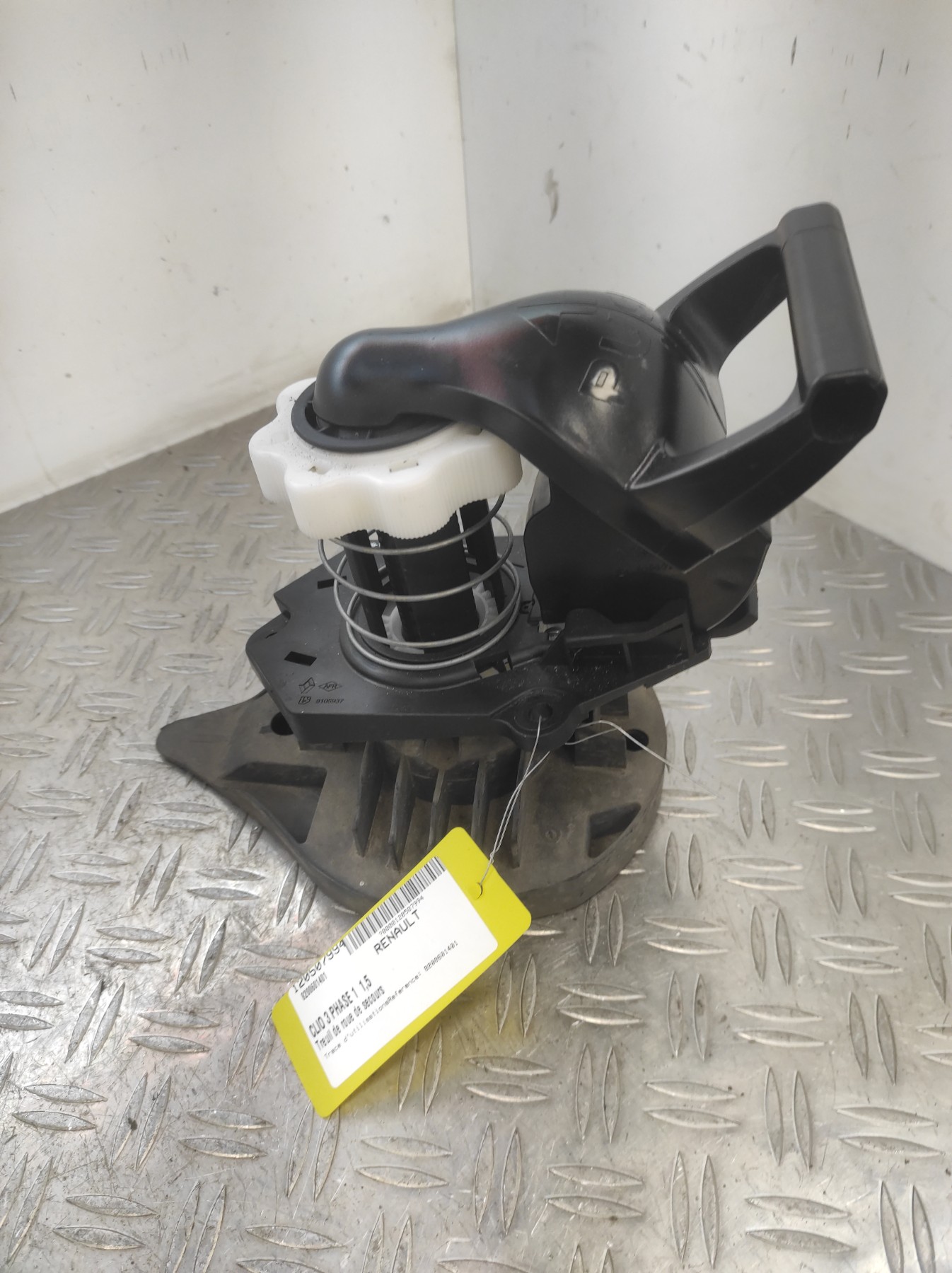 Treuil de roue de secours RENAULT CLIO 3 PHASE 1 – 8200601401