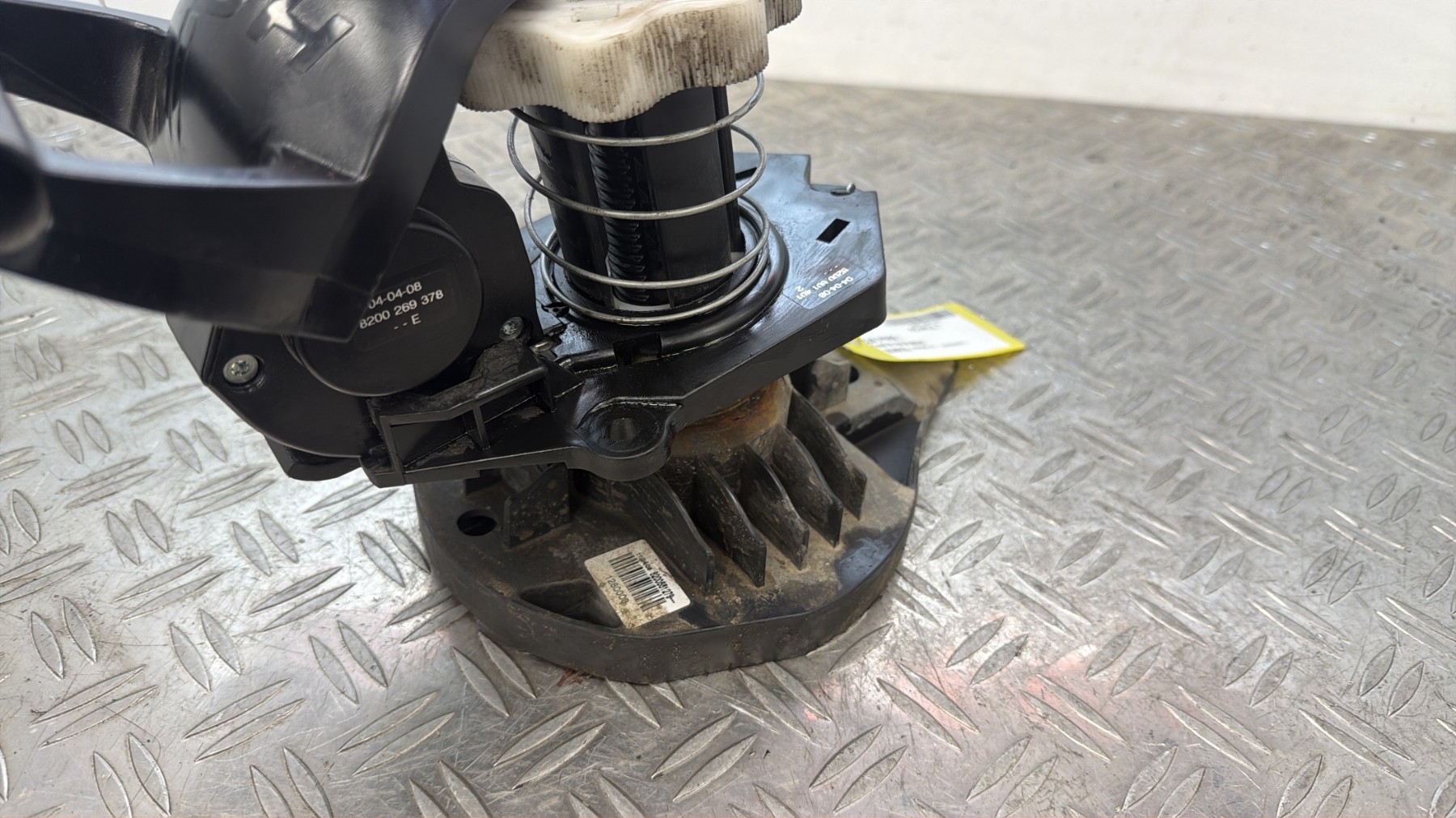 Treuil de roue de secours RENAULT CLIO 3 PHASE 1 – 8200551279