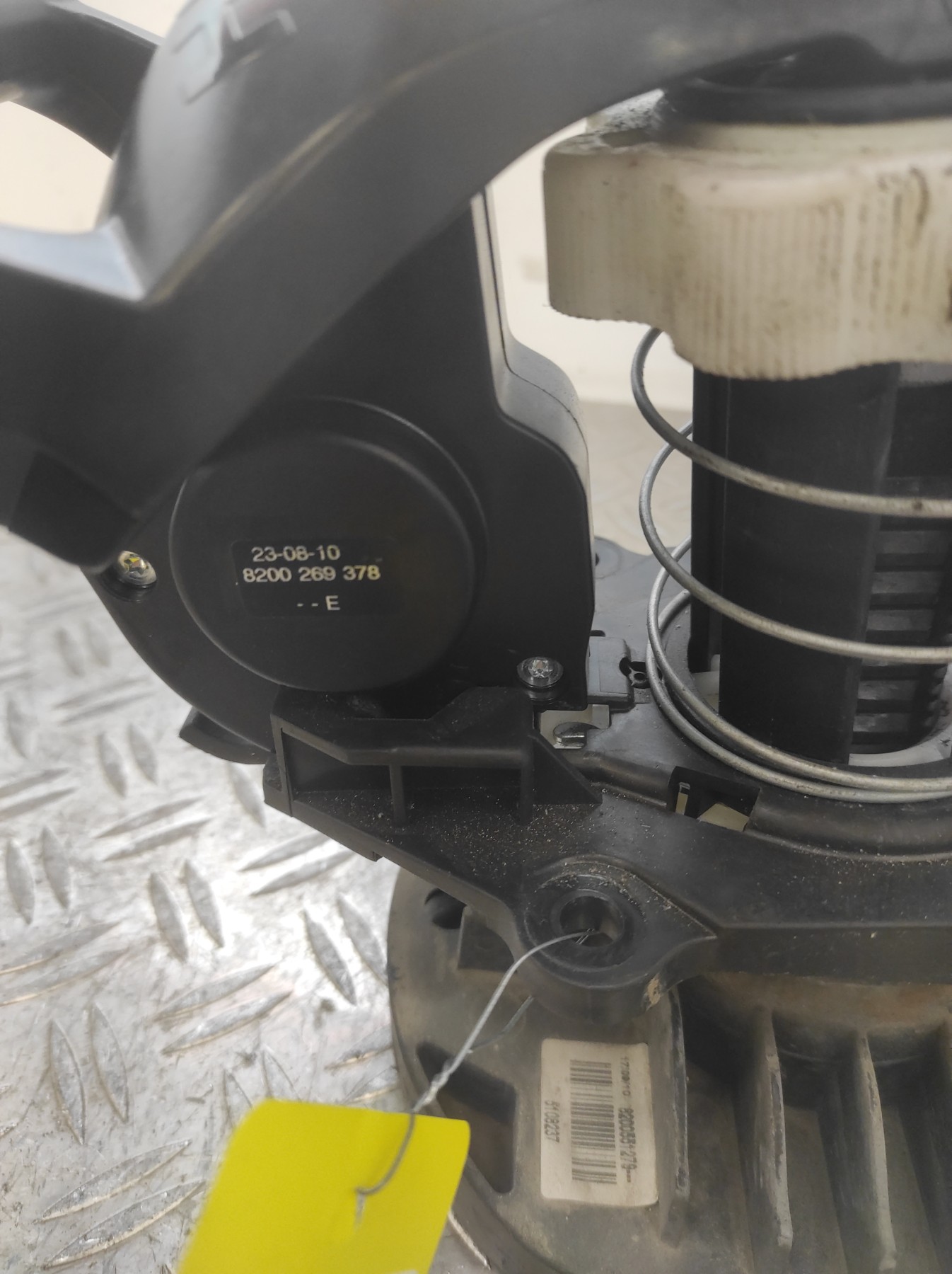 Treuil de roue de secours RENAULT CLIO 3 PHASE 2 – 8200601401