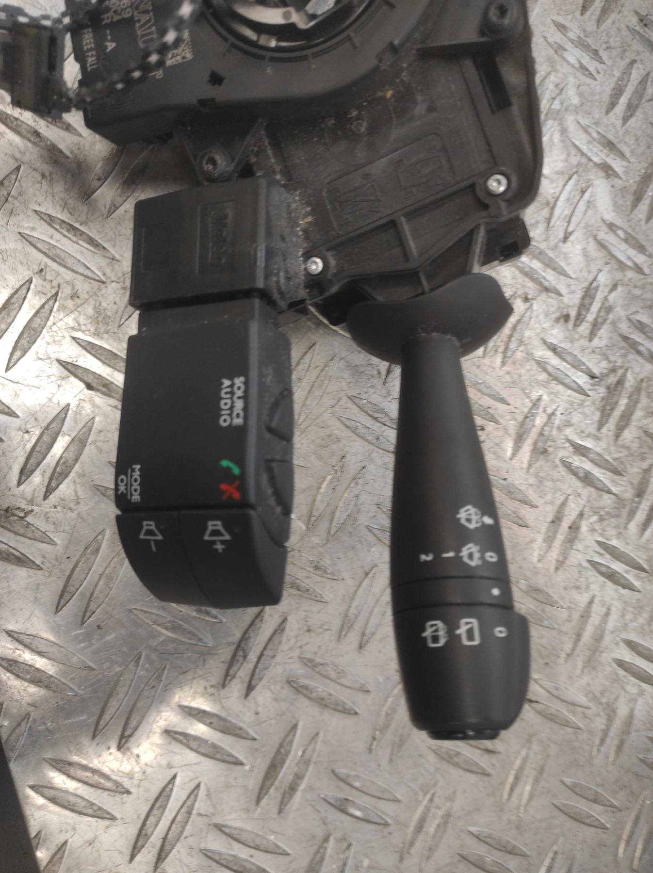 Com (Bloc Contacteur Tournant+Commodo Essuie Glace+Commodo Phare) DACIA LODGY PHASE 1 – 681726046R