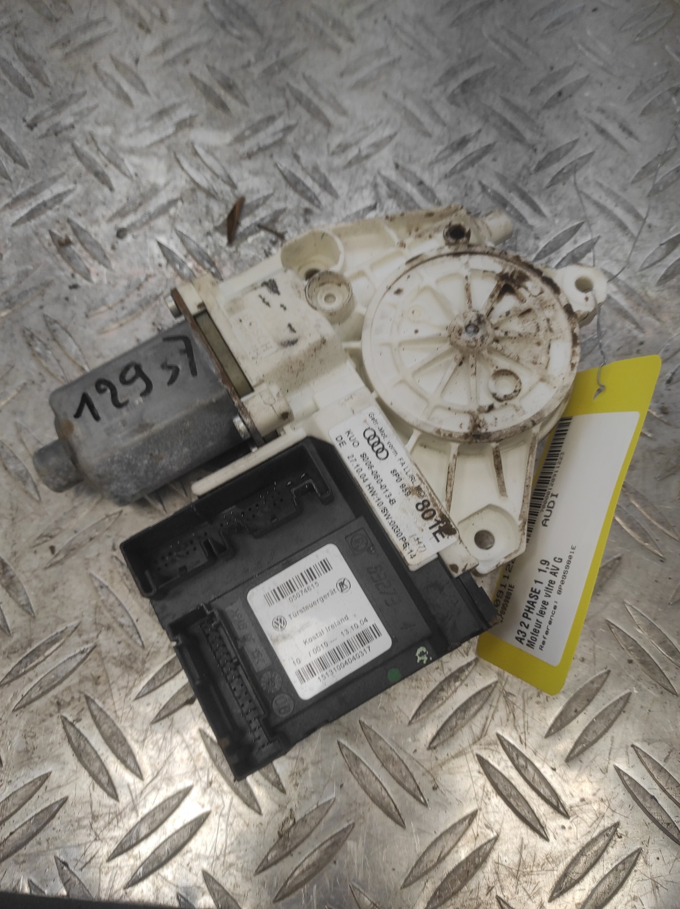 Moteur leve vitre avant gauche AUDI A3 2 PHASE 1 – 8P0959801E