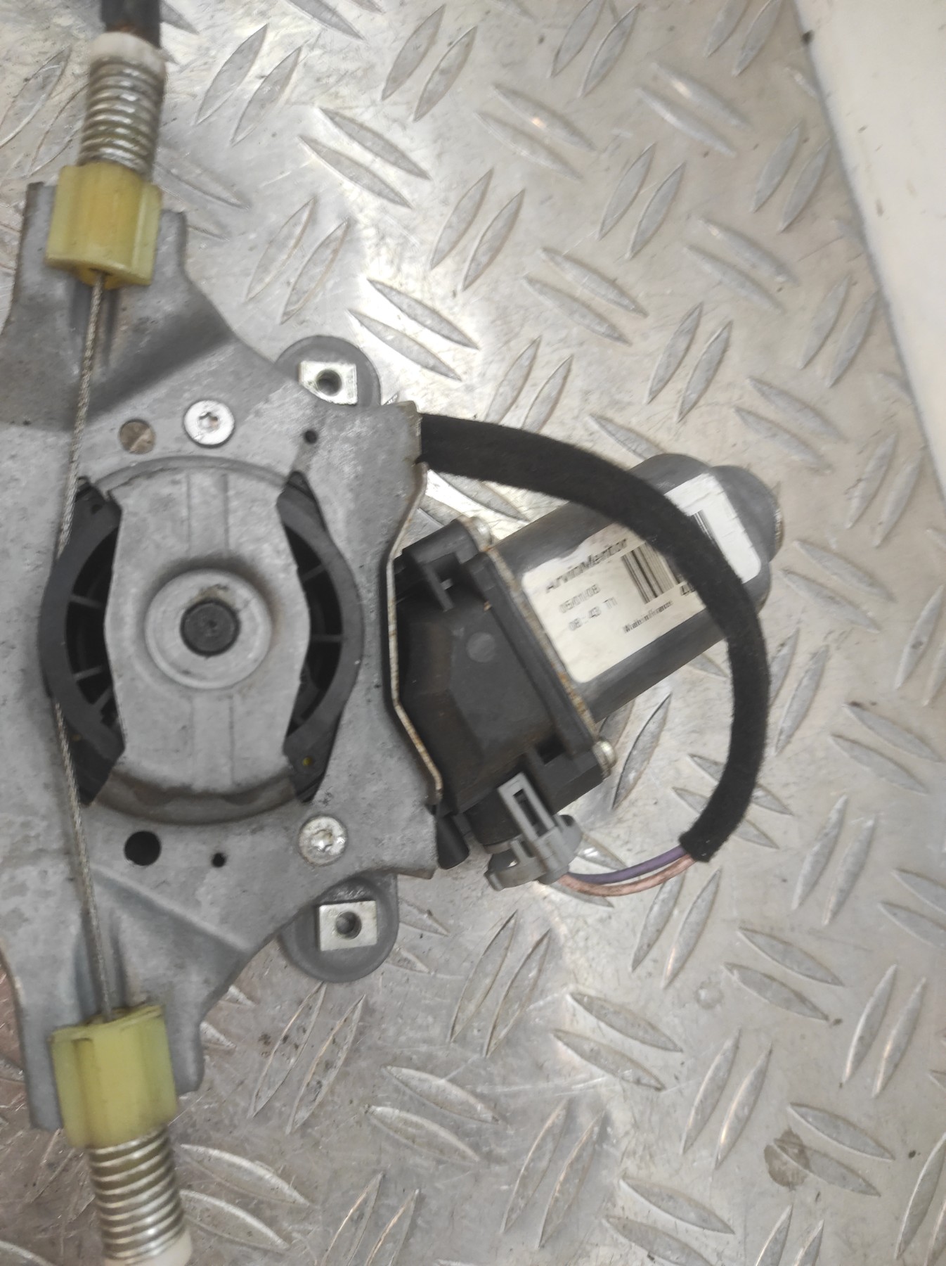 Leve vitre electrique avant droit RENAULT TWINGO 2 PHASE 1 – 119359ARM