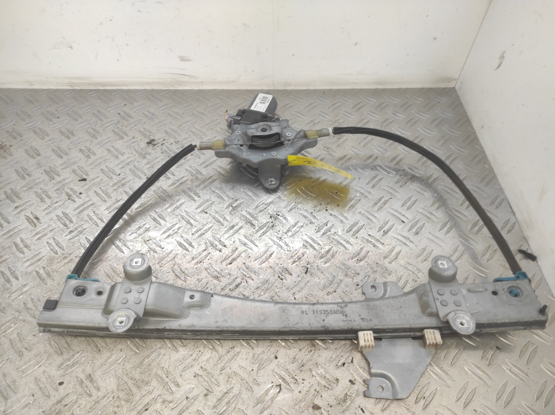 Leve vitre electrique avant gauche RENAULT TWINGO 2 PHASE 1 – 400957C