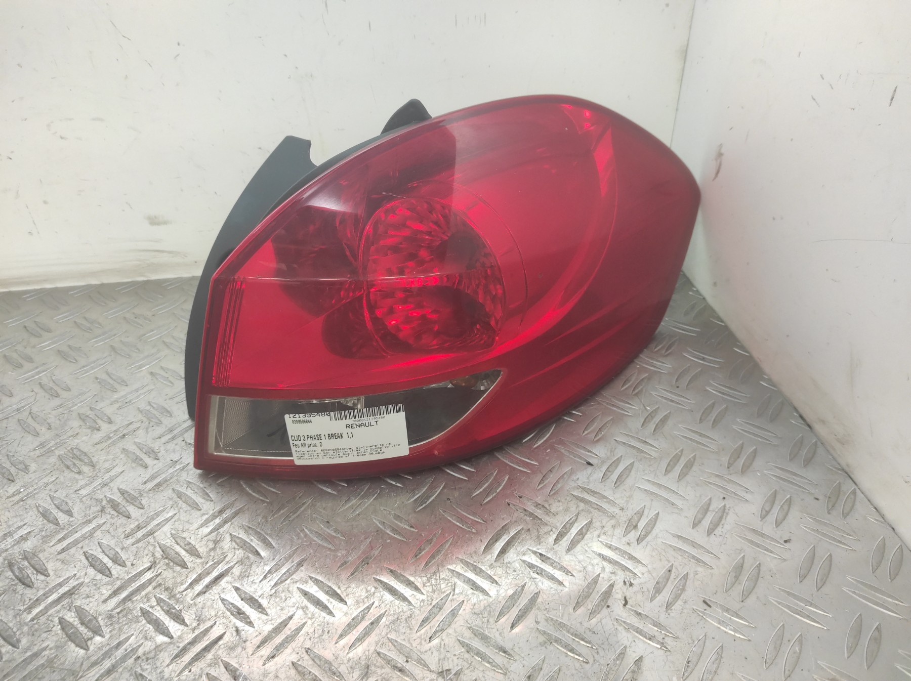 Feu arriere principal droit (feux) RENAULT CLIO 3 PHASE 1 BREAK – 8200586844