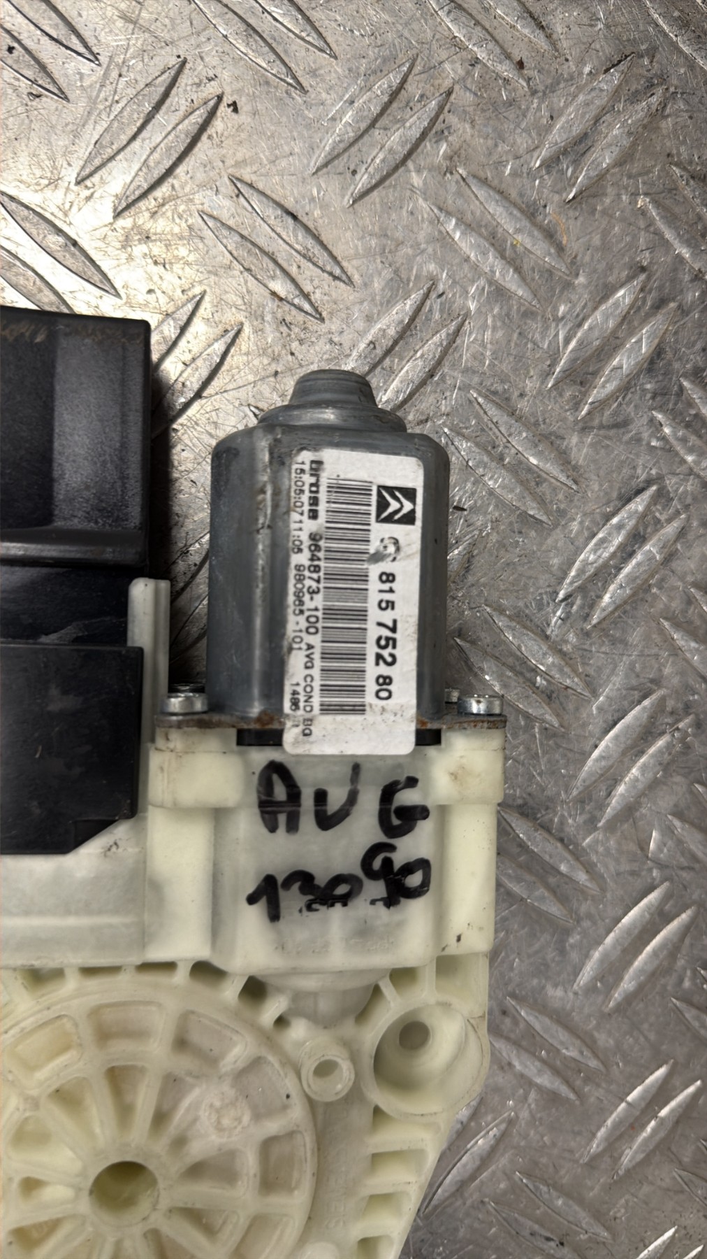 Moteur leve vitre avant gauche CITROEN C4 1 PHASE 1 – 9681575280