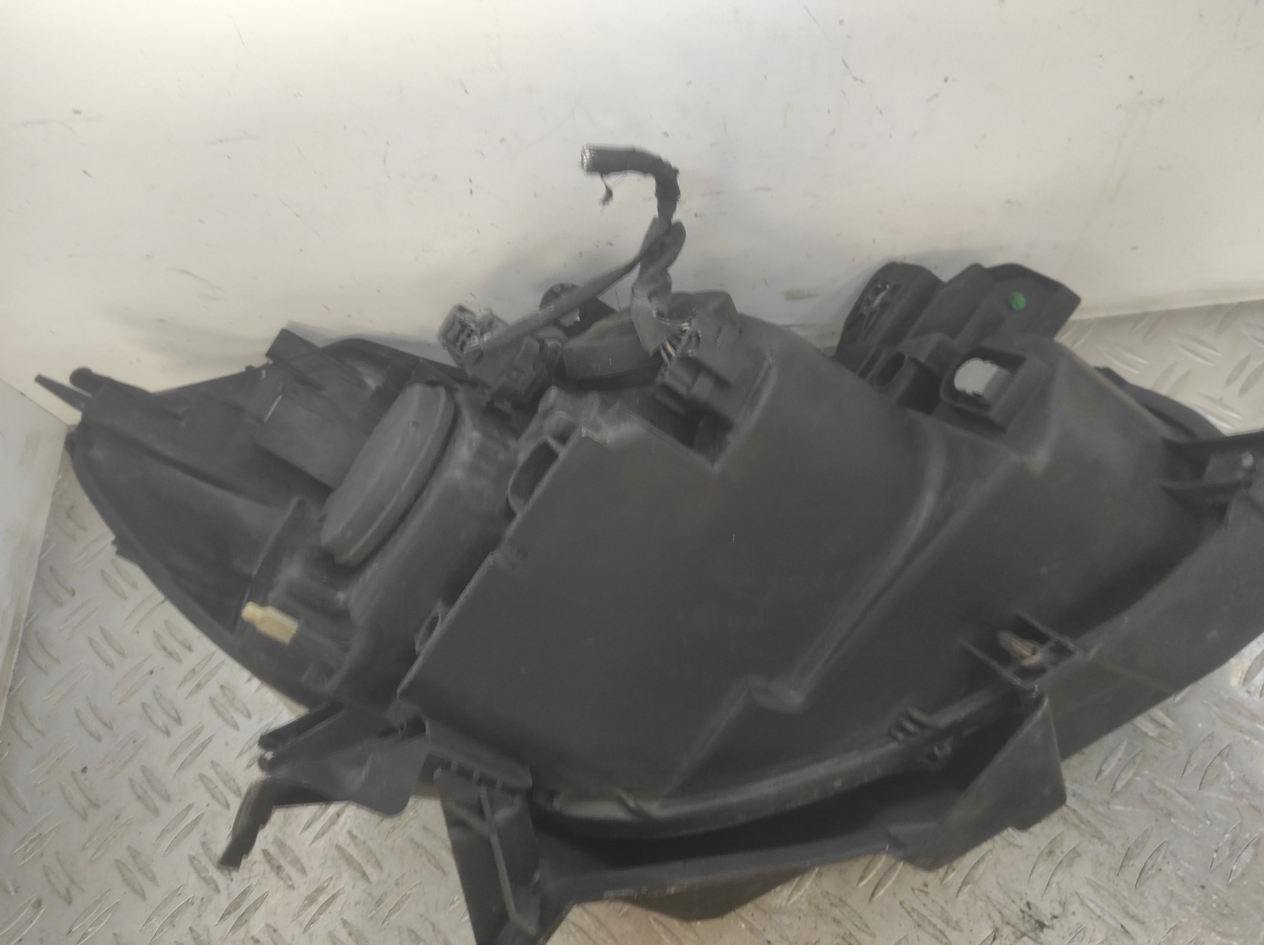 Optique avant principal gauche (feux)(phare) RENAULT CLIO 3 PHASE 1 – 8200459824