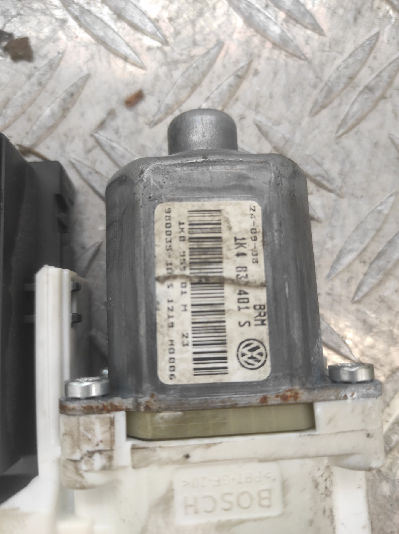 Moteur leve vitre avant gauche VOLKSWAGEN GOLF 5 – 130822229