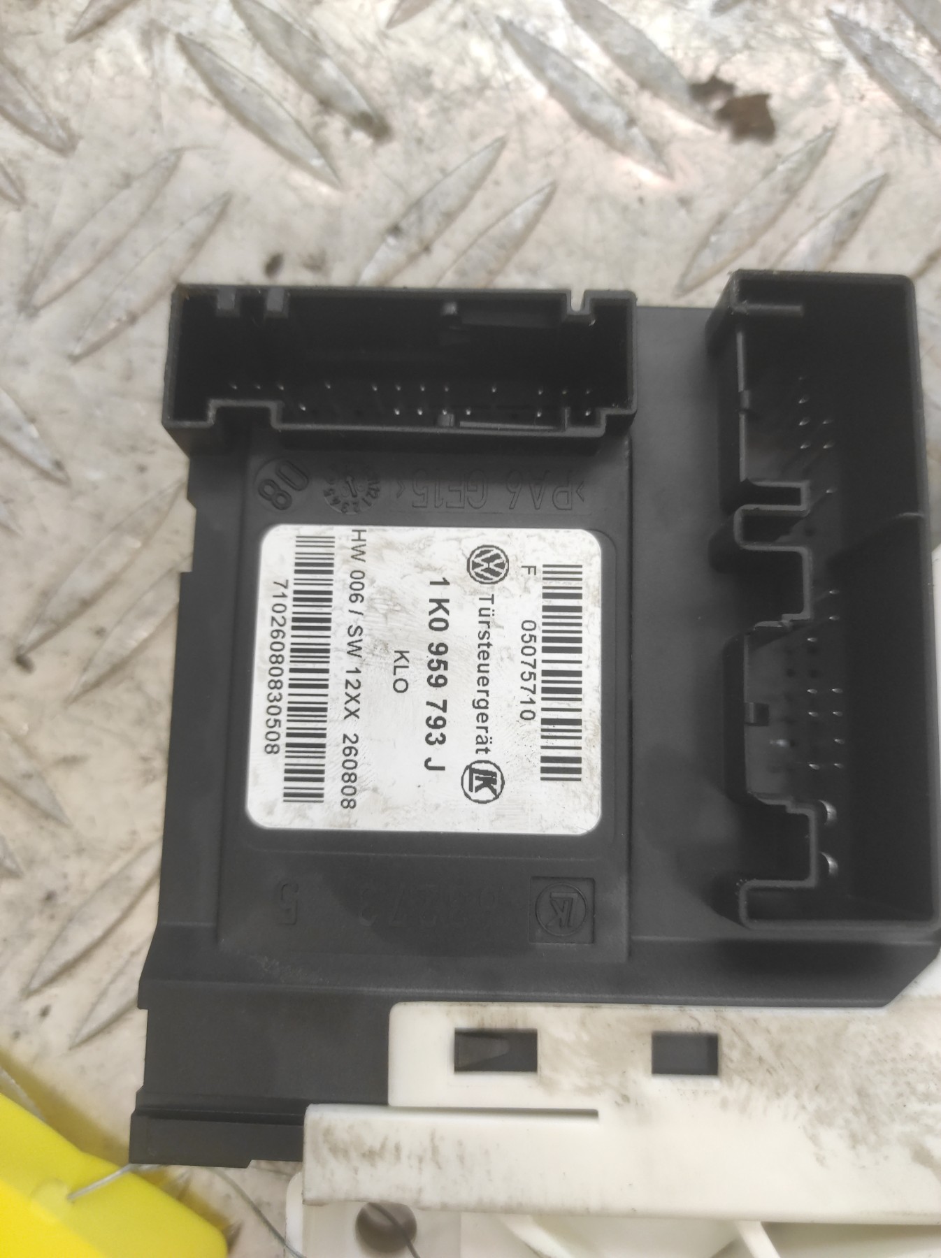 Moteur leve vitre avant gauche VOLKSWAGEN GOLF 5 – 130822229