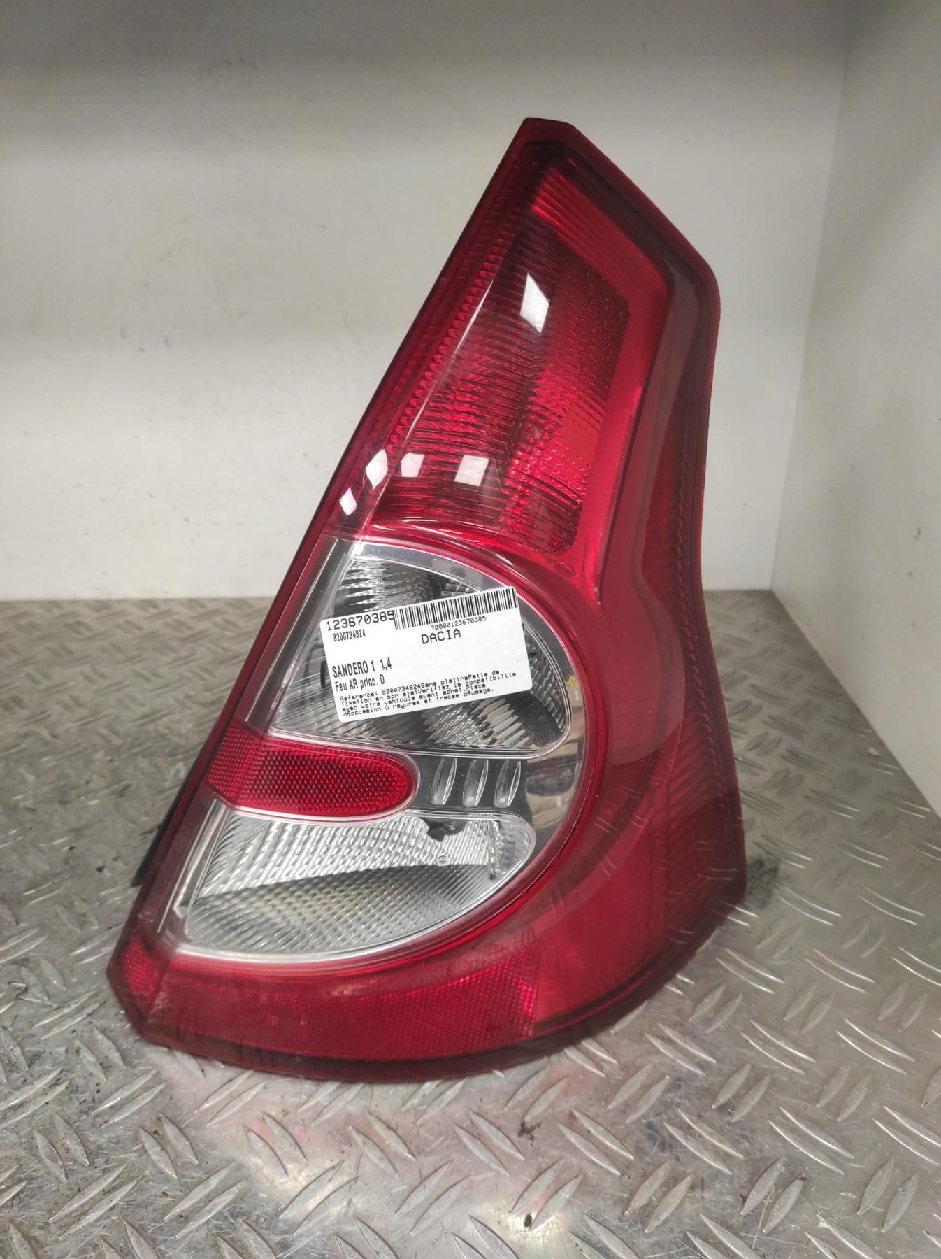 Feu arriere principal droit (feux) DACIA SANDERO 1 – 8200734824