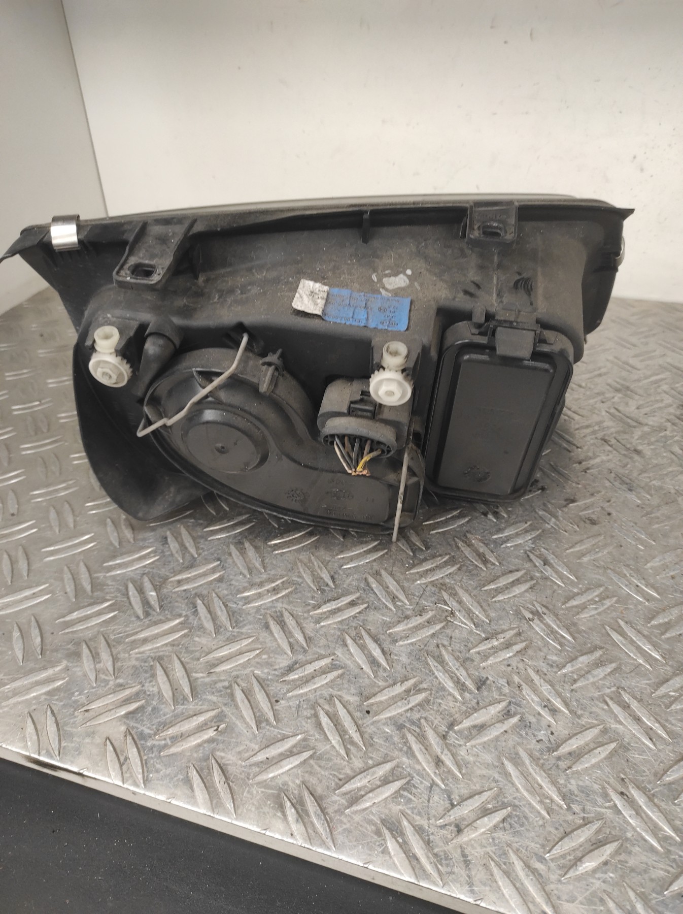 Optique avant principal gauche (feux)(phare) VOLKSWAGEN BORA BREAK – 1EH96356063