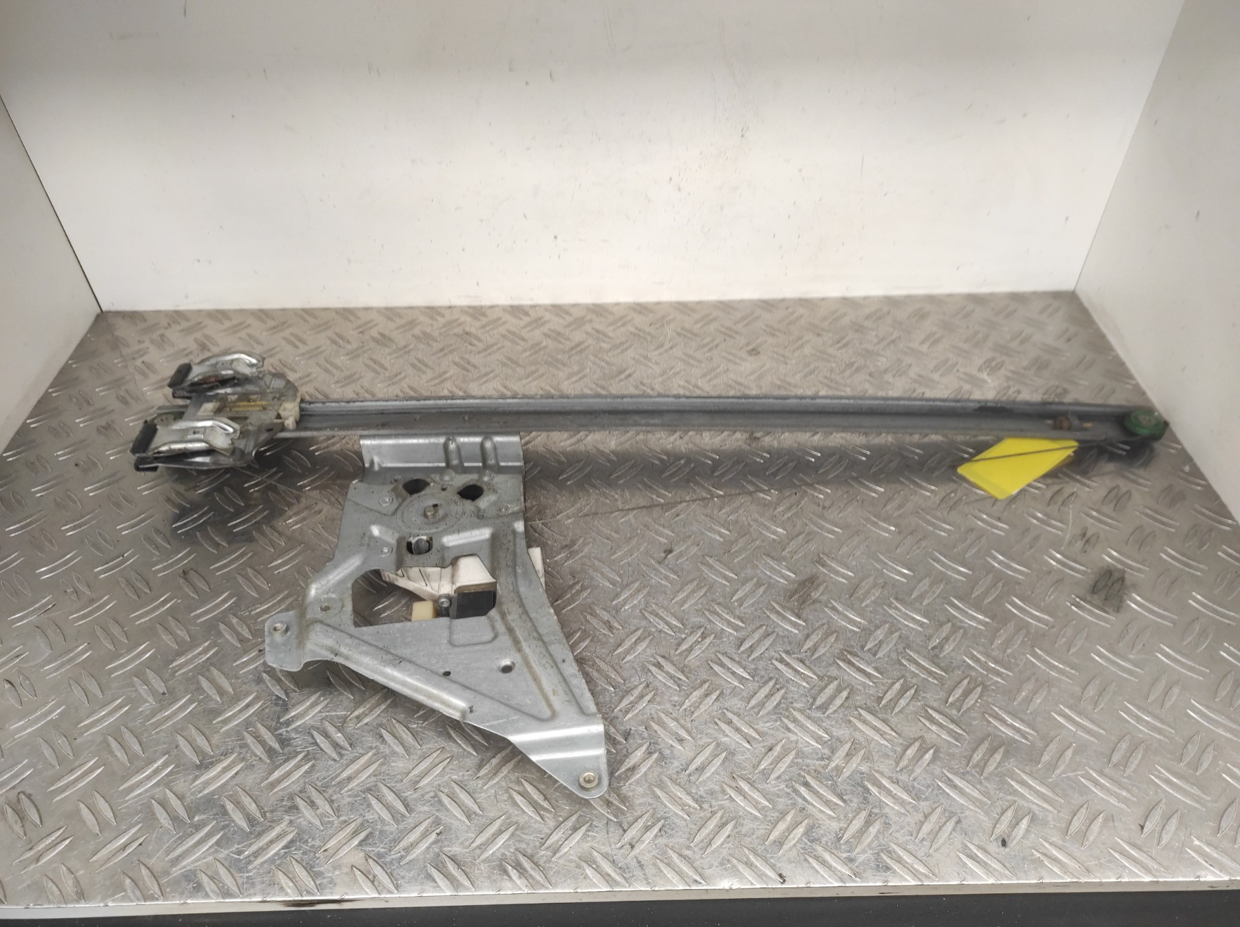 Leve vitre electrique avant gauche MERCEDES SPRINTER 2 PHASE 1 – A0068205442
