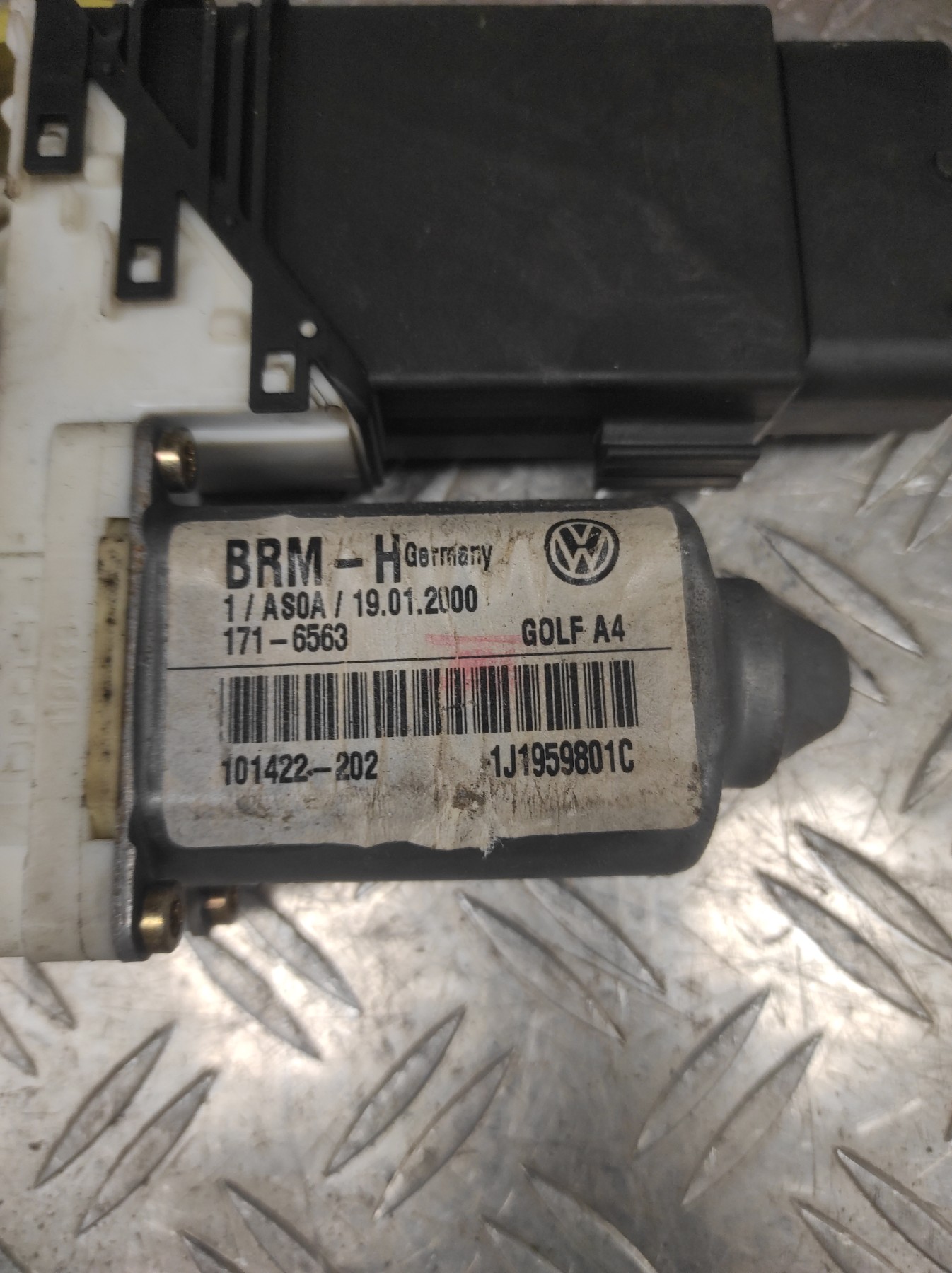 Moteur leve vitre avant gauche VOLKSWAGEN BORA BREAK – 1J1959801C