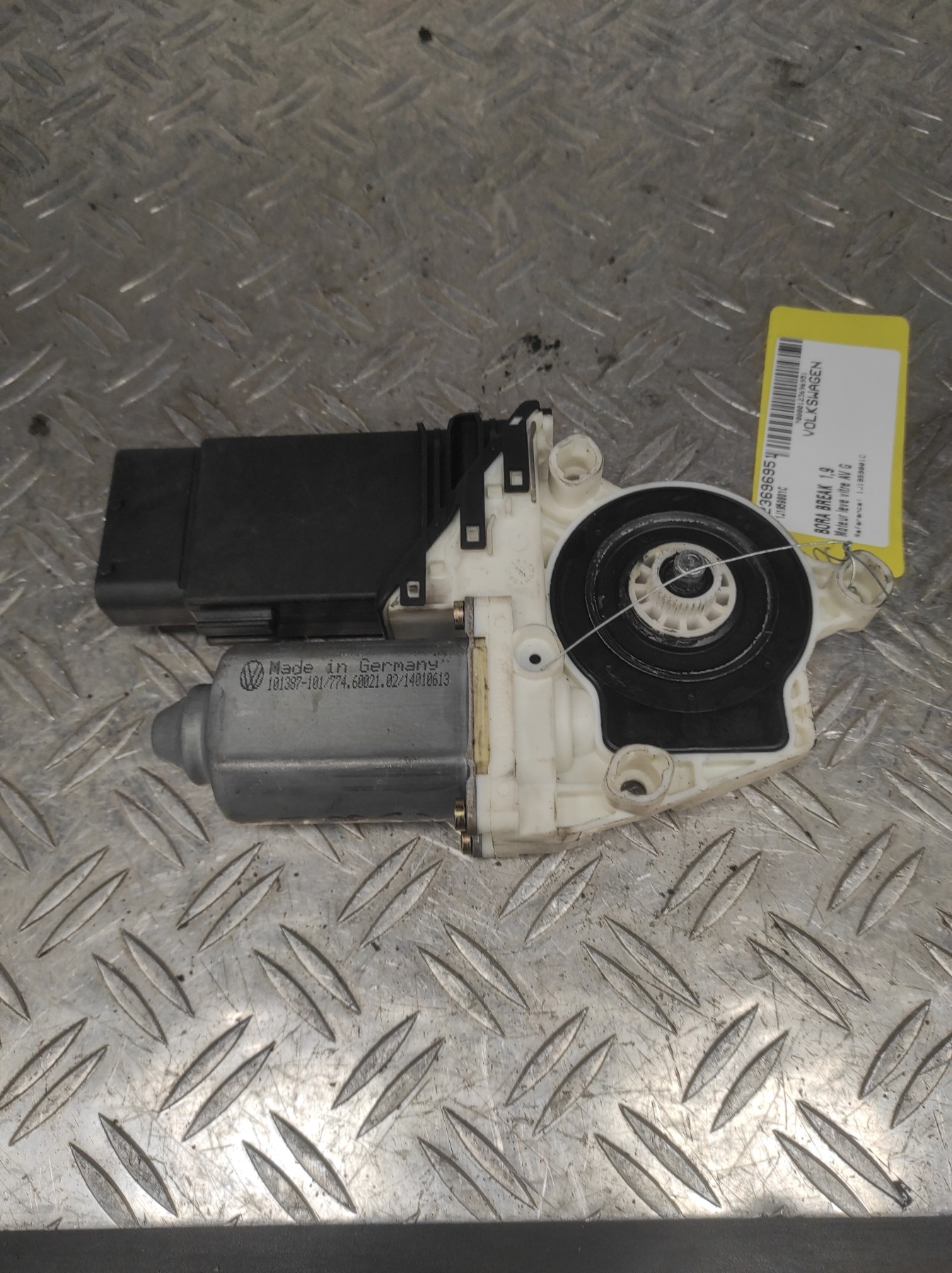 Moteur leve vitre avant gauche VOLKSWAGEN BORA BREAK – 1J1959801C